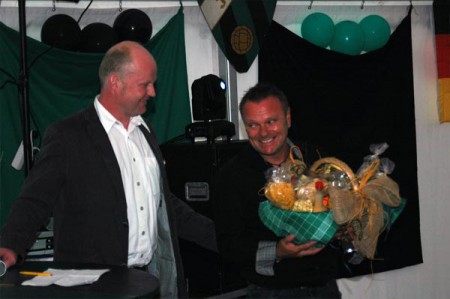 Der erste Vorsitzende Dirk Nullmeier (links) verabschiedet Thorsten Trachte und dankt ihm für zehn Jahre Tätigkeit als Trainer beim SV Cappel.